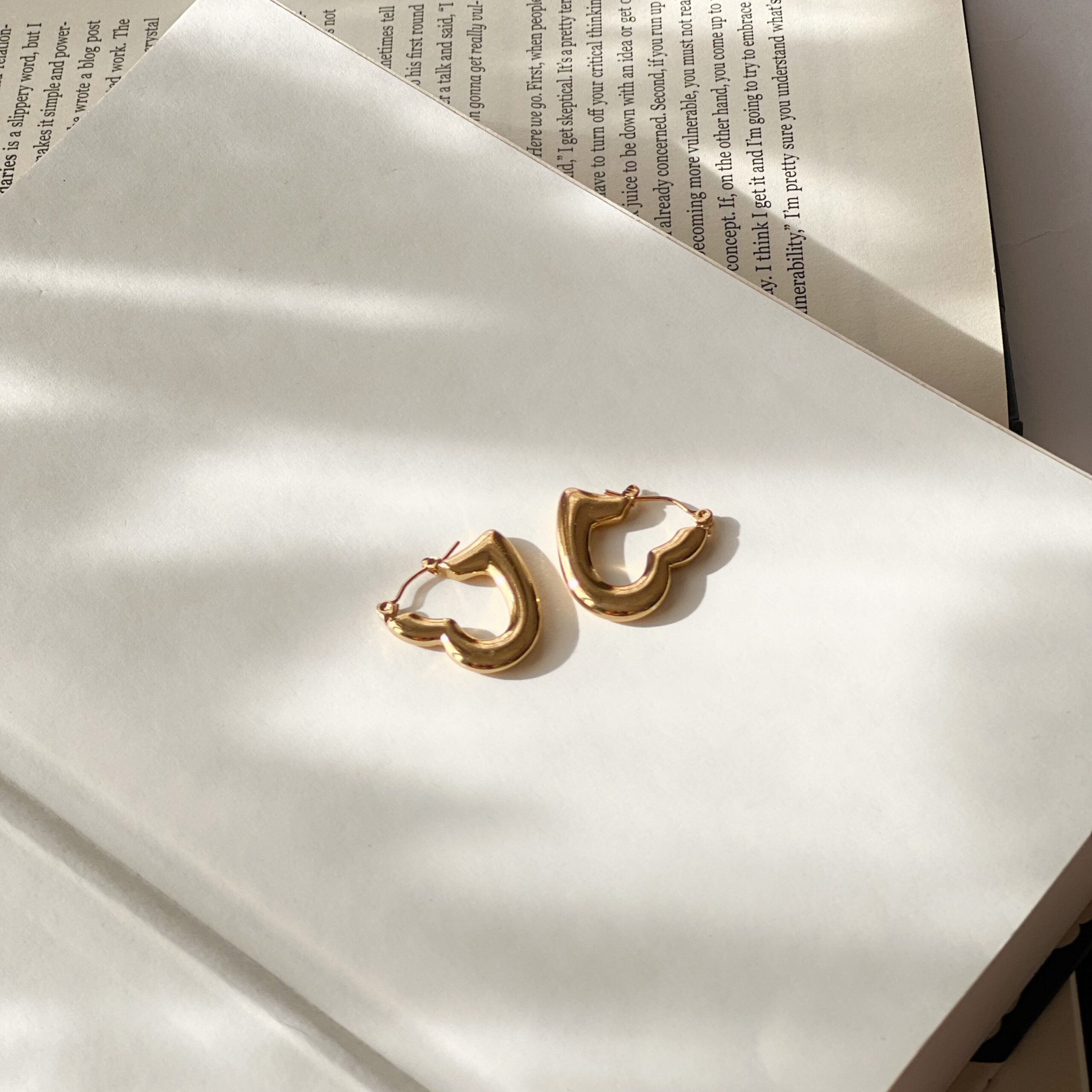 Amoret earrings 360 01