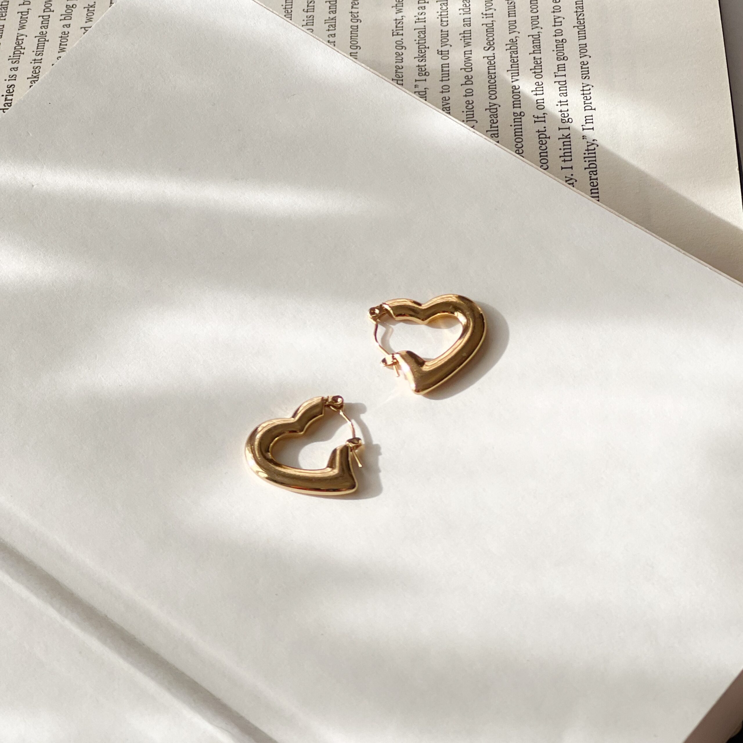 Amoret earrings 360 02